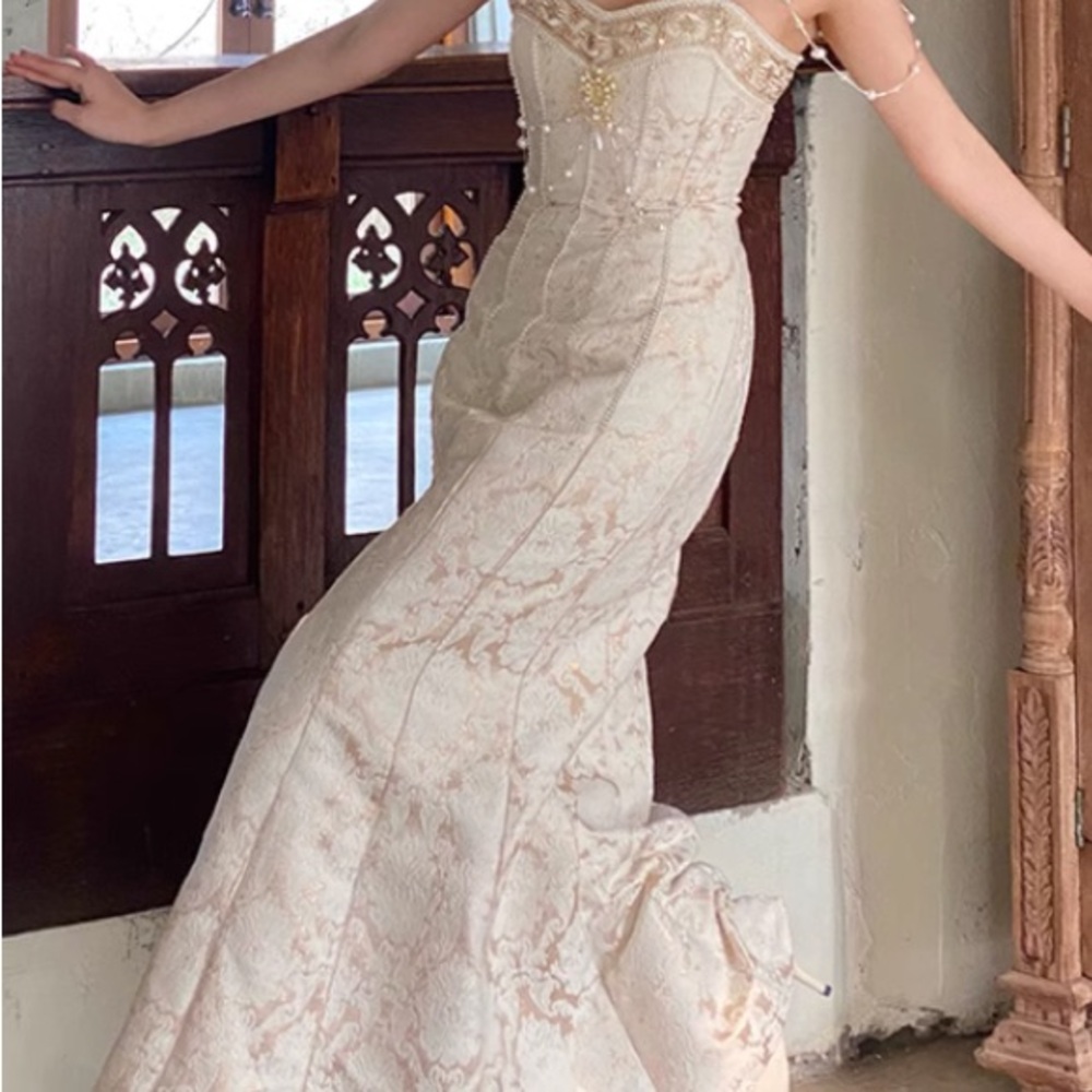 Elegant Cream Midi Wedding Dress - Picture 6 of 8